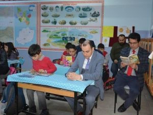 Kaymakam Pamuk öğrencilerle aynı sırada oturup kitap okudu