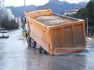 Asfalt çöktü, kum yüklü kamyon çukura düştü