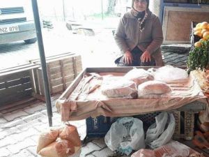 Pazarda kızılcık tarhanası satıyor