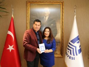 İlk kitabını Başkan Kocadon’a sundu