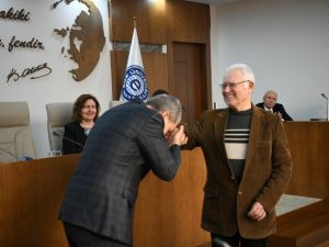 Rektör Prof. Dr. Budak, hocasına ödülünü elini öperek verdi
