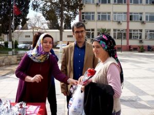 Sarıgöl İlçe Sağlık Müdürlüğünden broşür ve karanfil