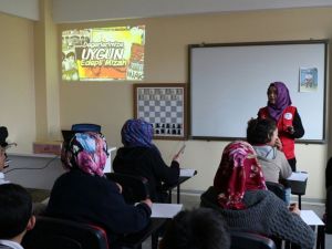 Gençlik merkezinde ’Karikatür ve mizah’ eğitimi