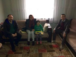 Sağlık sorunları dolayısıyla okula gidemeyen öğrenciye evinde eğitim veriliyor