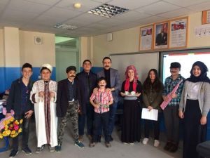 Ortaokul öğrencilerinden ’Tarihi türküler’ konulu tiyatro etkinliği