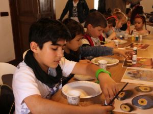 Kuşadası’nda taş boyama atölyesi