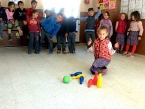 Öğrenciler bowling oynayarak matematik öğreniyor