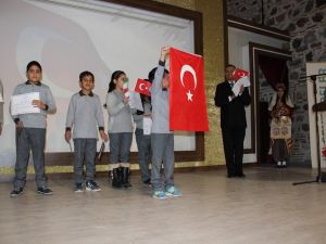 İranlı öğrenci İstiklal Marşını okuyup Türk Bayrağı açtı