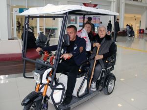 Yaşlı ve engelli hastalara golf araçlı hizmet