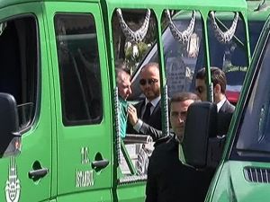 Nişanlısının tabutunu omuzladı