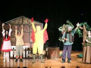 Çocuklar tiyatro ile buluştu