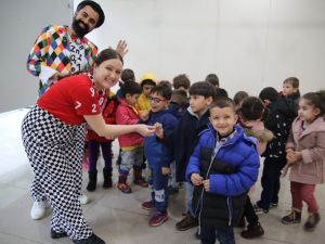 Haydi çocuklar tiyatroya