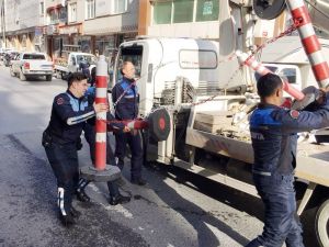Eyüpsultan’da yolu işgal eden dükkan sahiplerine zabıtadan operasyon