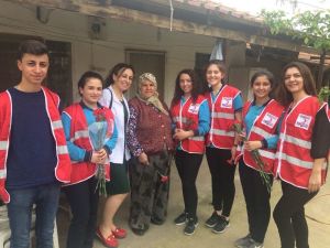 Genç Kızılaycılardan yaşlılara çiçek