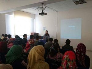 Aslanapa Ortaokulu öğrencilerine sağlıklı beslenme ve antibiyotik kullanımı semineri