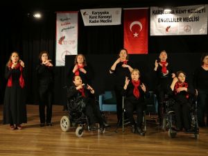 Kadına şiddete karşı anlamlı gösteri