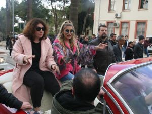 İrem Derici arabadan düşme tehlikesi yaşadı