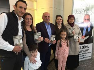 Romanındaki kahramanlarla imza günü yaptı