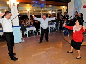 Çeşme’nin zeybekleri geleneksel yemekte buluştu