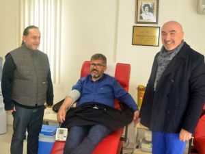 Ak Partili Milletvekili Öztürk kan bağışladı