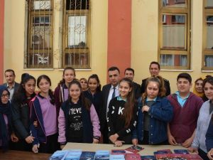 Genç Kalemler kitaplarını imzaladı