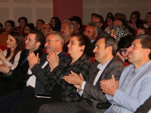 ‘Dikkat aile var’ oyunu Saruhanlı’da büyük ilgi gördü