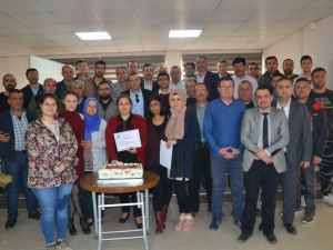 Sertifikalarını pasta keserek kutladılar