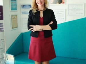 Göz kapağı estetiği ile genç ve canlı bakışlar