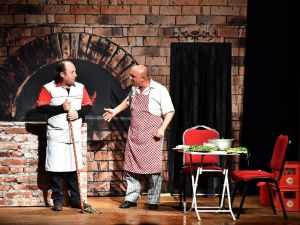 İzmir’de tiyatro heyecanı başladı