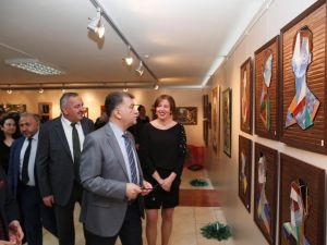 Cam, bu sergide dile geldi