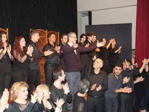 Turgutlu ‘Ustaların İzi’nde tiyatro oyunu ile güldü