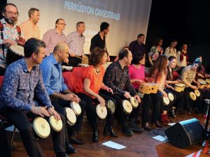 Perküsyon orkestrası performansıyla mest etti