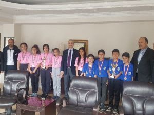 Kaymakam Güven il ikincisi badminton takımını ağırladı