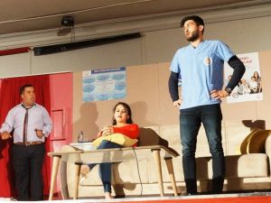 İlk kez sahneye çıkan üniversiteli öğrenciler ayakta alkışlandı