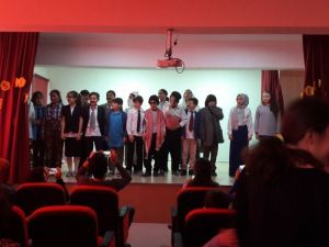 Öğrencilerden tiyatro