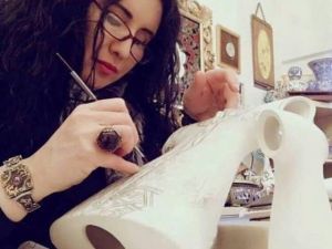 Çini sanatçısı toprağı modern tasarımlarla buluşturuyor