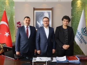 Hızlı okuma şampiyonu 16 yaşındaki Tarık, 6 yılda 5 bin kitap okudu