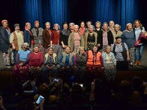 Kadınların kurduğu tiyatro topluluğu Bergamalıların gönlünü fethetti