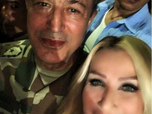 Seda Sayan’dan Genelkurmay Başkanı Akar’la sefie