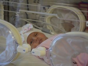 Akciğerlerinde hava kaçağı oluşan Derin bebek tüple hayata tutundu