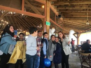 El ele verip engelleri aşıyorlar