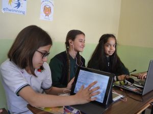 Manisalı öğrenciler arkadaşlarına göz kulak oluyor