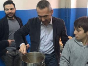 Öğretmenlerden öğrencilere çorba ikramı