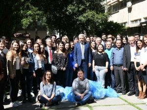 Rektör Prof. Dr. Budak, öğrencilerle kampüs temizliği için el ele verdi