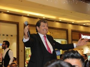 Ünlü sanatçı bir ilki gerçekleştirdi AVM’de klip çekti