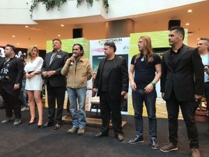 ‘Karımı Gördünüz mü?’nün İzmir galasına büyük ilgi