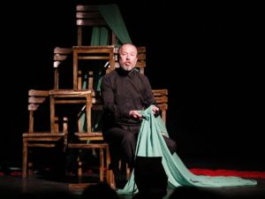 ‘Gölgesinde Çınarın’ Konak’ta sahnelendi