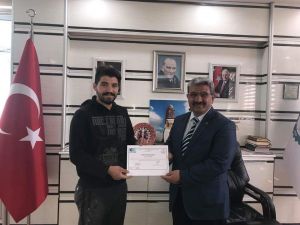 ’Uygulamalı girişimcilik’ kursunu bitiren kursiyerlere belge