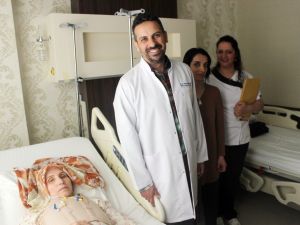 Kalbi duran yaşlı kadın ameliyatla sağlığına kavuştu