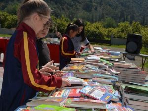 Öğrenciler kumbaralarında biriktirdikleri parayla kitap aldı